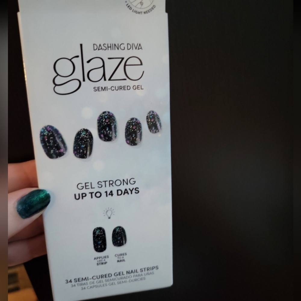 Dashing Diva semi cured gel nail strips - yuletide magic